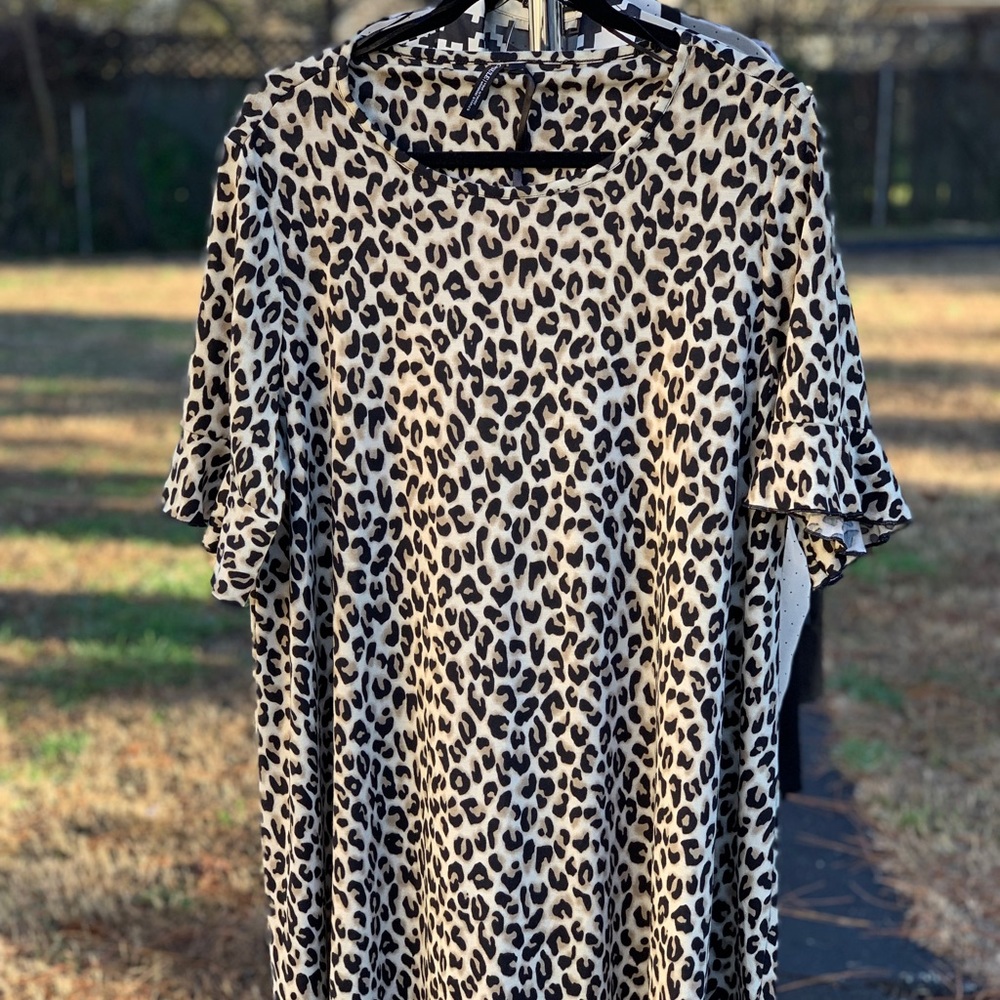 Animal print dress with ruffle sleeve